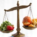 Illustration einer Waage mit verschiedenen Lebensmitteln, die wissenschaftlich fundierte Beratung symbolisiert